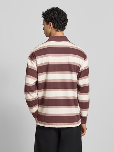 Männermodel trägt Regular Fit Poloshirt mit elastischen Ärmelabschlüssen von PUMA PERFORMANCE, Reine Baumwolle, Langärmelig, Rückenlänge 75 cm, Rückenansicht.
