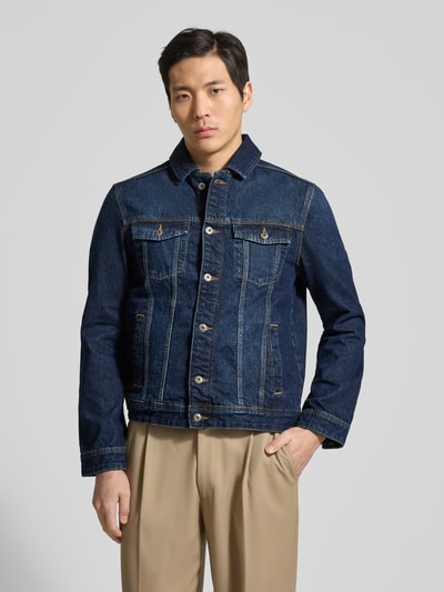 Męski model nosi Jeansjacke mit Brusttaschen von MCNEAL, czysta bawełna, krój regular fit, ciemnoniebieski denim, przód z guzikami, kieszenie na piersi, dł. tyłu 62 cm, szerokość ramion 48 cm, szerokość w rozmiarze M: 27 cm, długość rękawa 64 cm, całkowita sylwetka z przodu.