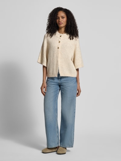 Frauenmodel trägt Strickjacke mit 1/2-Arm Modell 'Benutta Fluffy' von Neo Noir in Creme, relaxed Fit, Baumwollmix, Ganzkörperansicht von vorne.