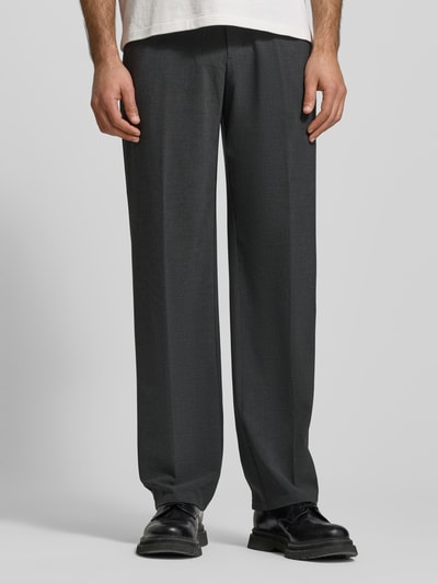 Männermodel trägt Regular Fit Weite Hose mit Viskose-Anteil von s.Oliver BLACK LABEL, dunkelgrau meliert, seitliche Eingrifftaschen, Ganzkörperansicht von vorne.
