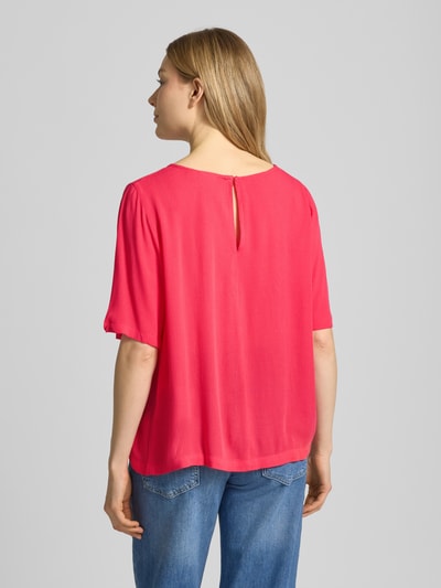 Frauenmodel trägt Relaxed Fit T-Shirt aus reiner Viskose Modell 'Marrakech' von ICHI in Pink, leichte Textur, Ganzkörperansicht Rückansicht. Damen T-Shirt, Rundhalsausschnitt, Rückenlänge 58 cm, Ärmellänge 29 cm.