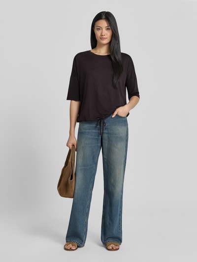 Frauenmodel trägt Damen T-Shirt aus Modal-Mix mit Tunnelzug von Christian Berg Woman in Schwarz, Relaxed-Fit, Rundhalsausschnitt, Ganzkörperansicht von vorne. Rückenlänge bei Größe S: 55 cm.