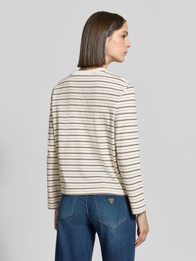 Frauenmodel trägt Boxy Fit Langarmshirt aus reiner Baumwolle Modell 'ESSENTIAL' von Selected, creme mit braunen Streifen, Ganzkörperansicht Rückansicht. Damen Langarmshirt von Selected.