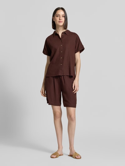 Frauenmodel trägt Leinenshorts mit elastischem Bund Modell 'Lava' von FREE/QUENT aus Leinen-Mix mit Viskose-Anteil in Braun, Loose-Fit, französische Eingrifftaschen, Ganzkörperansicht von vorne. Bundweite bei Größe S: 39 cm, Innenbeinlänge bei Größe S: 50 cm.
