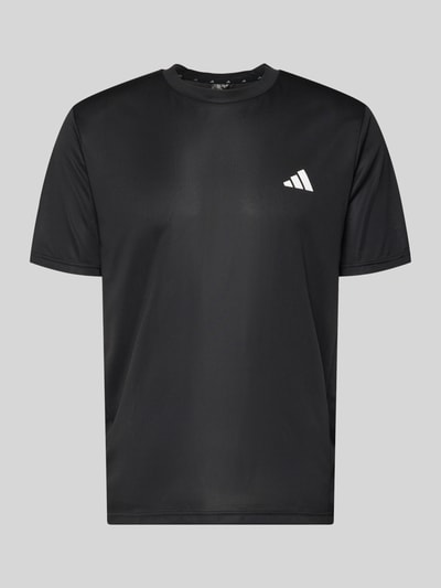 Produktfoto, schwarzes T-Shirt mit weißem Label-Print, glatte Textur, Rundhalsausschnitt, Regular Fit, adidas Training, Größe M 68 cm Rückenlänge
