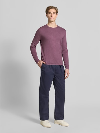 Männermodel trägt Strickpullover aus Baumwolle mit Rundhalsausschnitt von Christian Berg Men in Violett, Slim Fit, Ganzkörperansicht von vorne