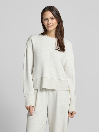 Frauenmodel trägt Cropped Sweatshirt mit Rundhalsausschnitt Modell 'philippe' von VARLEY im Viskose-Mix mit Stretch-Anteil, Ganzkörperansicht von vorne.