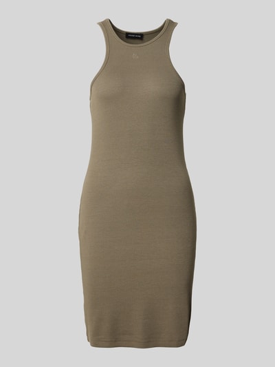 Produktfoto, Slim Fit Kleid aus Viskose-Mix von Anine Bing in Khaki mit feiner Struktur, Logo-Stitching, Rundhalsausschnitt, Ärmelloses-Design, Gesamtlänge 86 cm, Brustweite 41 cm.