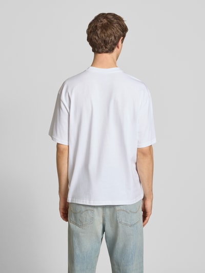 Männermodel trägt Oversized T-Shirt aus reiner Baumwolle Modell 'COOPER' von Only & Sons, weiß, unifarben, kurzarm, Rückansicht Ganzkörperansicht.