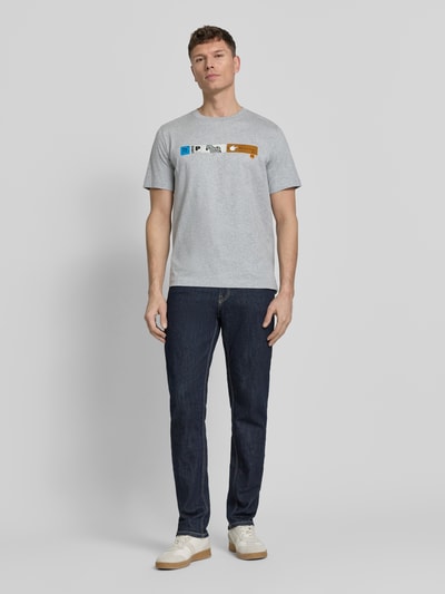 Männermodel trägt Regular Fit T-Shirt mit Label-Print von PAUL SMITH aus reiner Baumwolle, hellgrau, Rundhalsausschnitt, Ganzkörperansicht von vorne.