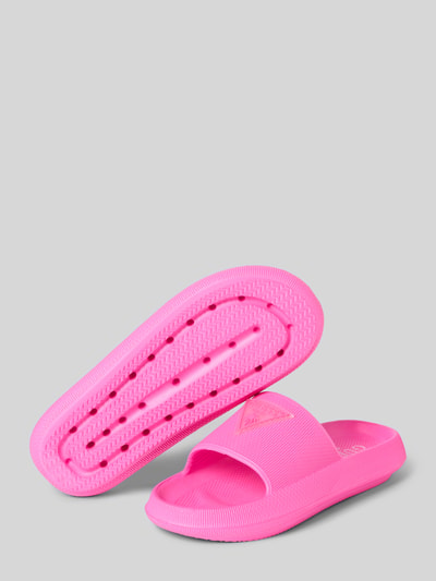Produktfoto, Sandalette mit Label-Applikation Modell 'RUBBER SLIPPERS' von Guess in kräftigem Pink, abgerundete Spitze, Schlupfform, Absatzhöhe 4 cm bei Größe 39/40, strukturierte Oberfläche
