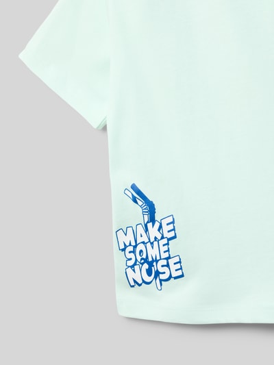Mädchen trägt T-Shirt mit Motiv-Print und Rundhalsausschnitt von BILLIEBLUSH, reine Baumwolle, Regular-Fit, Rückenlänge 42 cm, Detailaufnahme.