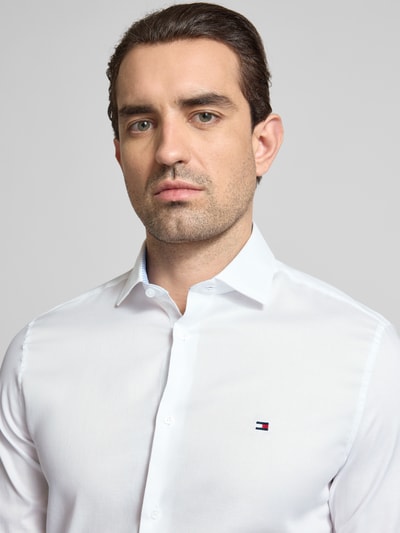 Männermodel trägt Slim Fit Freizeithemd aus Baumwoll-Mix von Tommy Hilfiger, Optik: Unifarben, Melange, Kentkragen, Nahaufnahme Oberkörper.