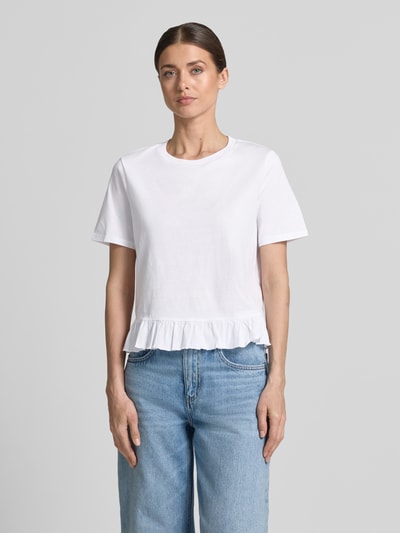 Frauenmodel trägt Relaxed Fit T-Shirt mit Volants von Tom Tailor Denim in Optik: Unifarben, reine Baumwolle, Rundhals, Kurzarm, Ganzkörperansicht von vorne.