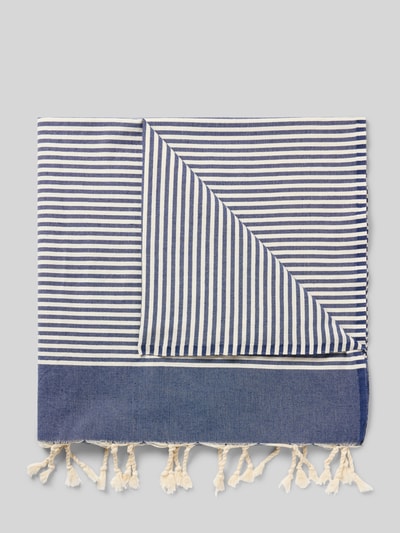 Produktfoto, gestreiftes Handtuch mit Logo-Detail Modell 'Foutas' von MC2 Saint Barth aus reiner Baumwolle, rechteckige Passform, 100 cm Breite, 200 cm Länge, Fransen, strukturierte Webung in Blau und Weiß