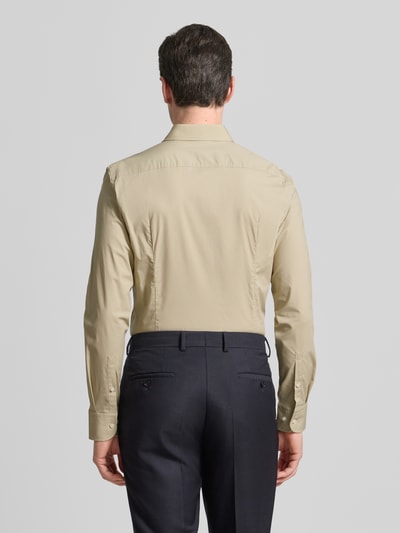 Männermodel trägt Slim Fit Businesshemd aus Baumwoll-Mix Modell 'H-HANK-KENT' von BOSS, Optik: Unifarben, Ganzkörperansicht Rückansicht.