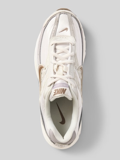 Produktfoto, Sneaker aus Leder-Textil-Mix Modell 'Initiator' von Nike in Weiß mit beigen Details, abgerundete Spitze, Schnürung, Gummisohle, sichtbares Logo.