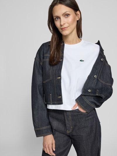 Frauenmodel trägt Oversized T-Shirt aus Baumwoll-Mix von Lacoste in Optik: Unifarben, Regular-Fit, mit Tennis-Print, Logo-Patch, Rundhals, Kurzarm, Rumpfabschluss: mit Seitenschlitzen, Material: Baumwoll-Mix, Ganzkörperansicht von vorne.