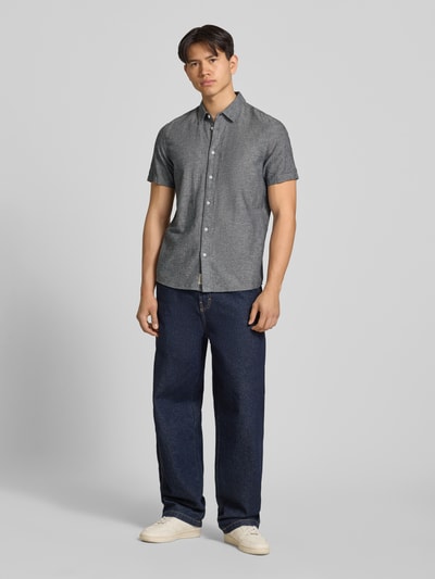 Męski model nosi Regular Fit Freizeithemd mit Kentkragen Modell 'ABAN' od Blend, koszula z krótkim rękawem, granat i szarość, guziki, casualowy styl, krój regular fit, długość tyłu w rozmiarze M: 73 cm, szerokość w rozmiarze M: 43 cm, długość rękawa w rozmiarze M: 22 cm, widok całej sylwetki z przodu