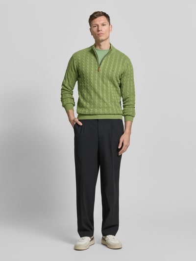 Mannenmodel draagt Strickpullover met korte rits van Fynch-Hatton in groen, katoenen regular fit met geribde boorden, volledige vooraanzicht.