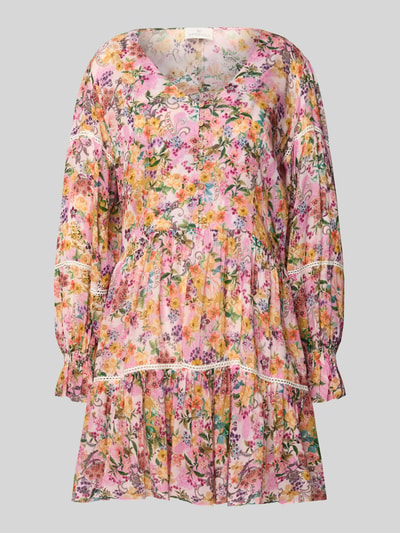 Produktfoto, Knielanges Kleid aus reiner Viskose im Stufen-Look von WATERCULT mit buntem Blumenmuster, langärmlig, elastische Ärmelabschlüsse mit Rüschenbesatz, lockere Passform, V-Ausschnitt mit Knopfleiste, Stufen-Look, elastischer Tailleneinsatz, glatte und leichte Textur, Rückenlänge 92 cm, Brustweite 50 cm, Ärmellänge 70 cm.
