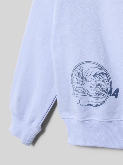Produktfoto, Sweatshirt mit Motiv-Print und Rundhalsausschnitt von BILLIEBLUSH, Kinder, Reine Baumwolle, Relaxed-Fit, hellblau, strukturierte Oberfläche, Motiv-Print links unten.