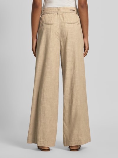 Frauenmodel trägt Wide Fit Stoffhose mit Bügelfalten Modell 'Livia' von Angels aus Reine Baumwolle, beige, Eingriff- und Gesäßtaschen, Ganzkörperansicht Rückansicht.