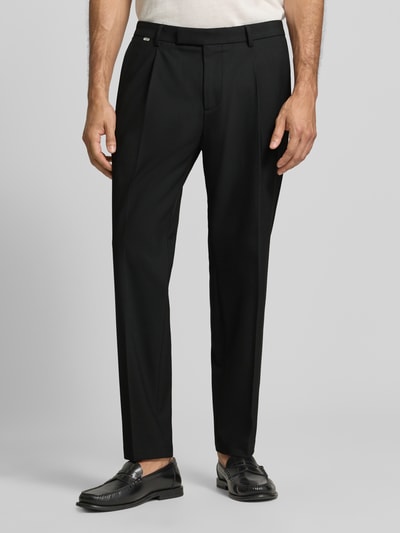 Männermodel trägt Straight Fit Hose mit Viskose-Anteil Modell 'Salto' von CINQUE in Schwarz, Bundfalten, Nahaufnahme Oberkörper. Elastischer Material-Mix, Gesäßtaschen, Haken- und Reißverschluss, Bundweite 47 cm, Innenbeinlänge 73 cm.