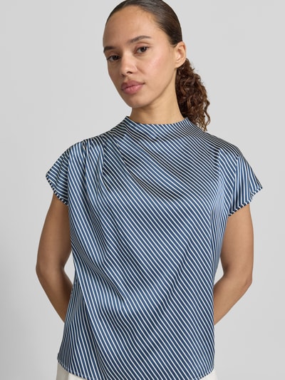 Frauenmodel trägt Regular Fit Bluse mit Drapierungen von Zero, blau-weiß gestreift, Stehkragen, Material-Mix, Nahaufnahme Oberkörper.
