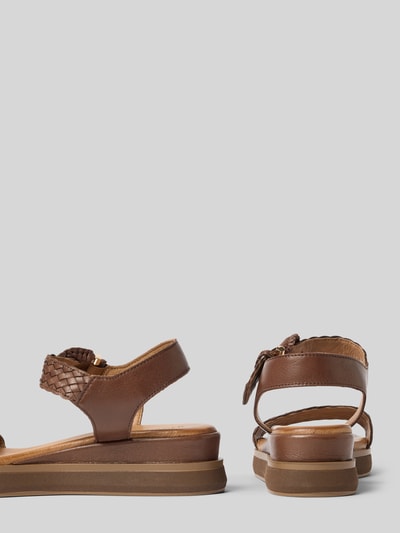 Produktfoto, Sandalen aus echtem Leder in Flecht-Optik von INUOVO in Braun mit abgerundeter Passform, offene Ferse, glatte Sohle, Absatzhöhe 5 cm, Größe 40