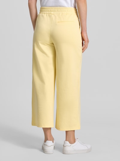 Frauenmodel trägt Culotte mit elastischem Bund Modell 'Kate' von ICHI im Wide-Fit aus Material-Mix mit Viskose-Anteil, angedeutete Gesäßleistentasche, Bundweite in Größe S 36 cm, Innenbeinlänge 63 cm, Ganzkörperansicht Rückansicht.