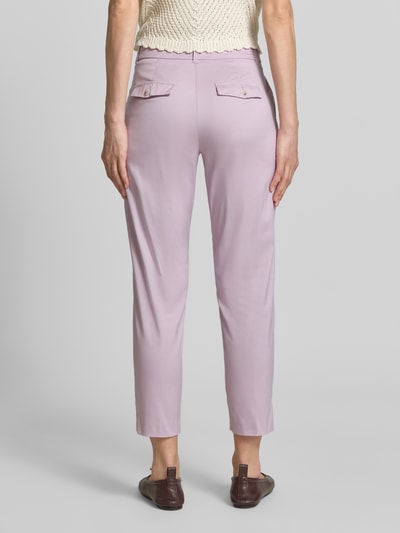 Vrouwenmodel draagt Slim Fit Stoffhose in verkürzter Passform van Christian Berg Woman in lichtpaars katoenmix met steekzakken, achterzakken, knoop- en ritssluiting, bandwijdte maat 36: 40 cm, binnenbeenlengte maat 36: 68 cm, verkorte pasvorm, geheellichaamsbeeld achteraan.