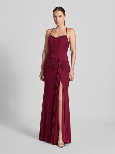 Kobiece model prezentuje Slim Fit Abendkleid mit Raffungen von Mascara, bordowy kolor, cienkie ramiączka, kryta podszewka, krój slim fit, szerokość w rozmiarze 36: 40 cm, długość tyłu w rozmiarze 36: 136 cm, widok całej sylwetki z przodu.