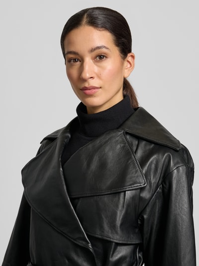 Modelka nosi Slim Fit Lederjacke aus echtem Lammleder Modell 'LANITTE' od HUGO, czarny gładki połysk, skóra jagnięca, detal, krój slim fit, widok z przodu, zbliżenie na górną część ciała.