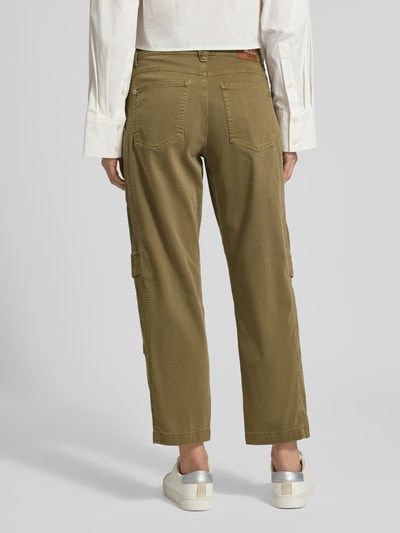 Modelka nosi spodnie cargo Straight Fit Cargohose aus Baumwoll-Mix Modell 'Ruby 2.0' od MAC, mieszanka bawełny i elastanu, ozdobne szwy, zapięcie na guzik i zamek błyskawiczny, kieszeń wsuwana, kieszeń cargo, kieszeń z tyłu, szerokość w rozmiarze 36: 41 cm, długość wewnętrzna nogawki w rozmiarze 36: 69 cm, widok całej sylwetki z tyłu.