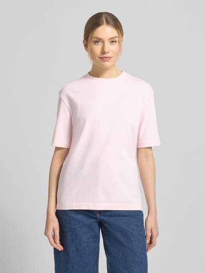 Vrouwenmodel draagt Loose Fit T-shirt uit puur katoen model 'TARJAA' van Armedangels, effen, fijnrib, logostiksel, ronde hals, korte mouw, voorkant volledig lichaam.