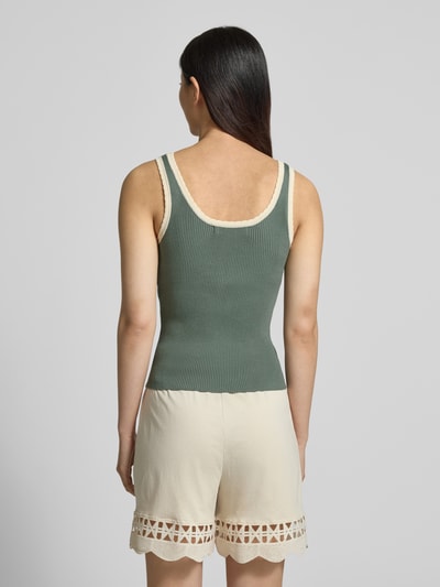 Frauenmodel trägt Slim Fit Tank Top aus Viskose-Mix Modell 'BARDOT' von Vero Moda in Uni-Optik, Rippstrick, Ganzkörperansicht Rückansicht