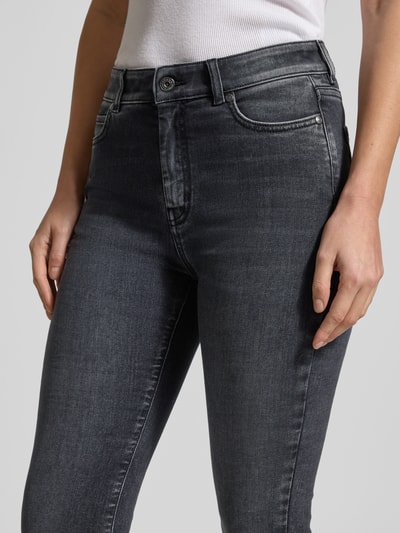 Vrouwelijk model draagt Skinny Fit Jeans uit katoenmix Model 'SAUNA' van Weekend Max Mara, look: effen denim, 5-pocketmodel, knoop- en ritssluiting, labelpatch, label in reliëf, logoreliëf, riemlussen, middenhoge taille, detailopname bovenlichaam.