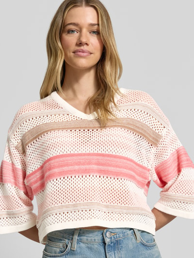 Frauenmodel trägt Strickpullover mit V-Ausschnitt und 3/4-Arm von More & More aus Baumwoll-Mix, Boxy Fit, pastellfarbene Streifen, Nahaufnahme Oberkörper.