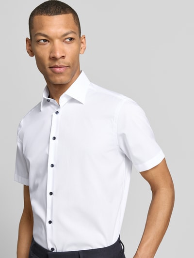 Männermodel trägt Regular Fit Business-Hemd mit Kentkragen von Christian Berg Men, Reine Baumwolle, Knopfleiste, Ganzkörperansicht von vorne.