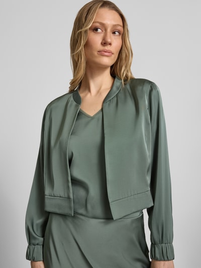 Kobiece model prezentuje Regular Fit Blazer mit Stehkragen od V by Vera Mont, satyna, otwarty krój, długość pleców 45 cm w rozm. 36, zbliżenie na górną część ciała