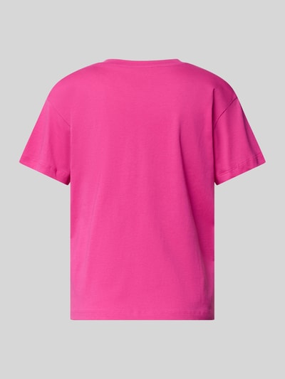 Frauenmodel trägt Regular Fit T-Shirt mit Motiv-Stitching von Jake*s Casual in Pink, Reine Baumwolle, Rundhalsausschnitt, Ganzkörperansicht Rückansicht.