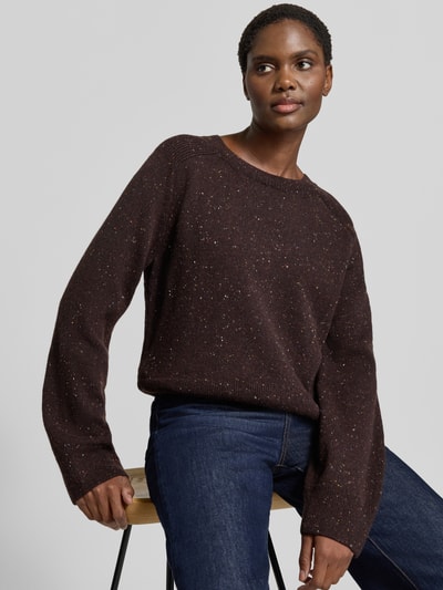 Frauenmodel trägt Wollpullover aus Schurwoll-Mix von Lanius, lockere Passform, Rundhalsausschnitt, dunkelbrauner Ton, Nahaufnahme Oberkörper.