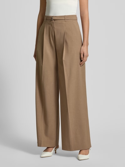 Kobieta modelka nosi Weite Hose mit Viskose-Anteil Modell 'HAWELSA' od HUGO, jednolity kolor, szerokie nogawki, wysoki stan, label stitching, szlufki z paskiem, schowany zamek, boczne kieszenie, tkanina, pełny widok z przodu.