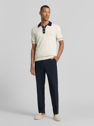 Männermodel trägt Stoffhose mit Bügelfalte Modell 'River' von JOOP! Collection in Dunkelblau, Material-Mix mit Viskose-Anteil, Straight Fit, elastischer Bund, französische Eingrifftaschen, Gesäßleistentaschen; Ganzkörperansicht von vorne.