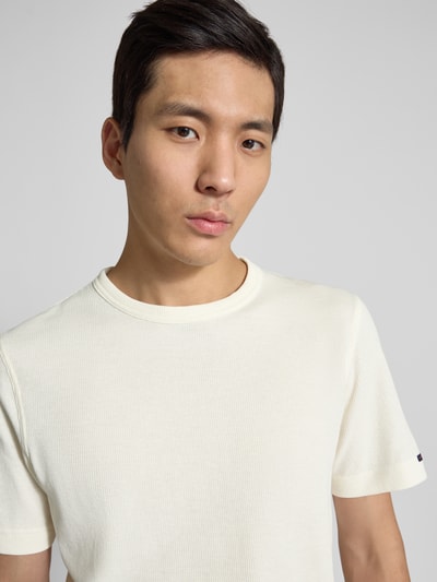 Männermodel trägt unifarbenes Regular Fit T-Shirt aus Baumwoll-Mix von Tom Tailor mit Label Patch, Nahaufnahme Oberkörper.