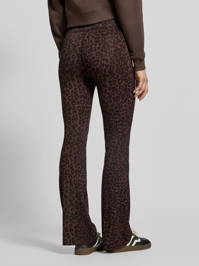 Vrouwenmodel draagt Legging uit Viskose-Mix van Lala Berlin met bruin-zwarte leopardprint, Flared fit, elastische band, labelprint, Ganzkörperansicht Rückansicht.