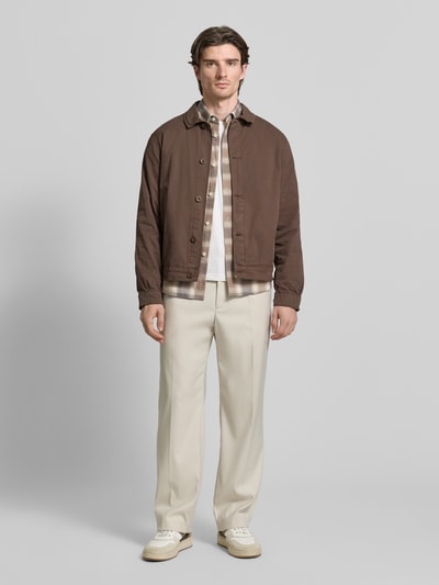 Männermodel trägt Hemdjacke aus Baumwoll-Mix mit Knopfleiste Modell 'BUCHAN' von Casual Friday in Braun, gerader Schnitt, Ganzkörperansicht von vorne.
