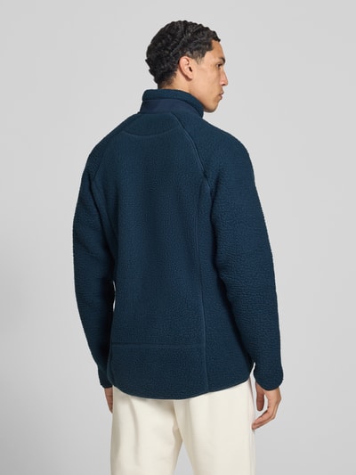 Männermodel trägt Fleecejacke mit Stehkragen von Helly Hansen in Dunkelblau, lockere Passform, strukturierte Oberfläche, Ganzkörperansicht Rückansicht. Rückenlänge 78 cm, Ärmellänge 67 cm, seitliche Eingrifftaschen, Napoleontasche, elastische Abschlüsse.