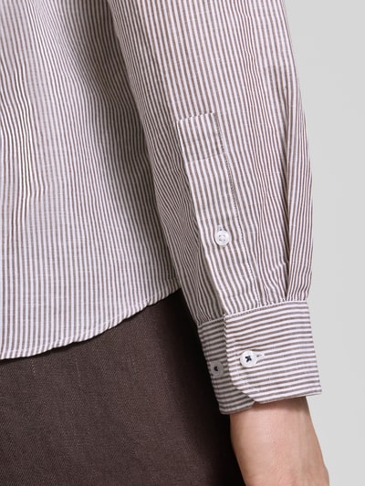 Männermodel trägt Casual Fit Freizeithemd mit Kentkragen Modell 'Mike' von JOOP! Collection, gestreifter Leinen-Baumwoll-Mix, Nahaufnahme Unterarm.